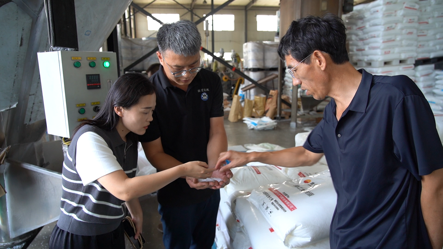 图片默认标题_fororder_企业负责人向记者介绍滴灌带原材料颗粒 摄影 田嘉成