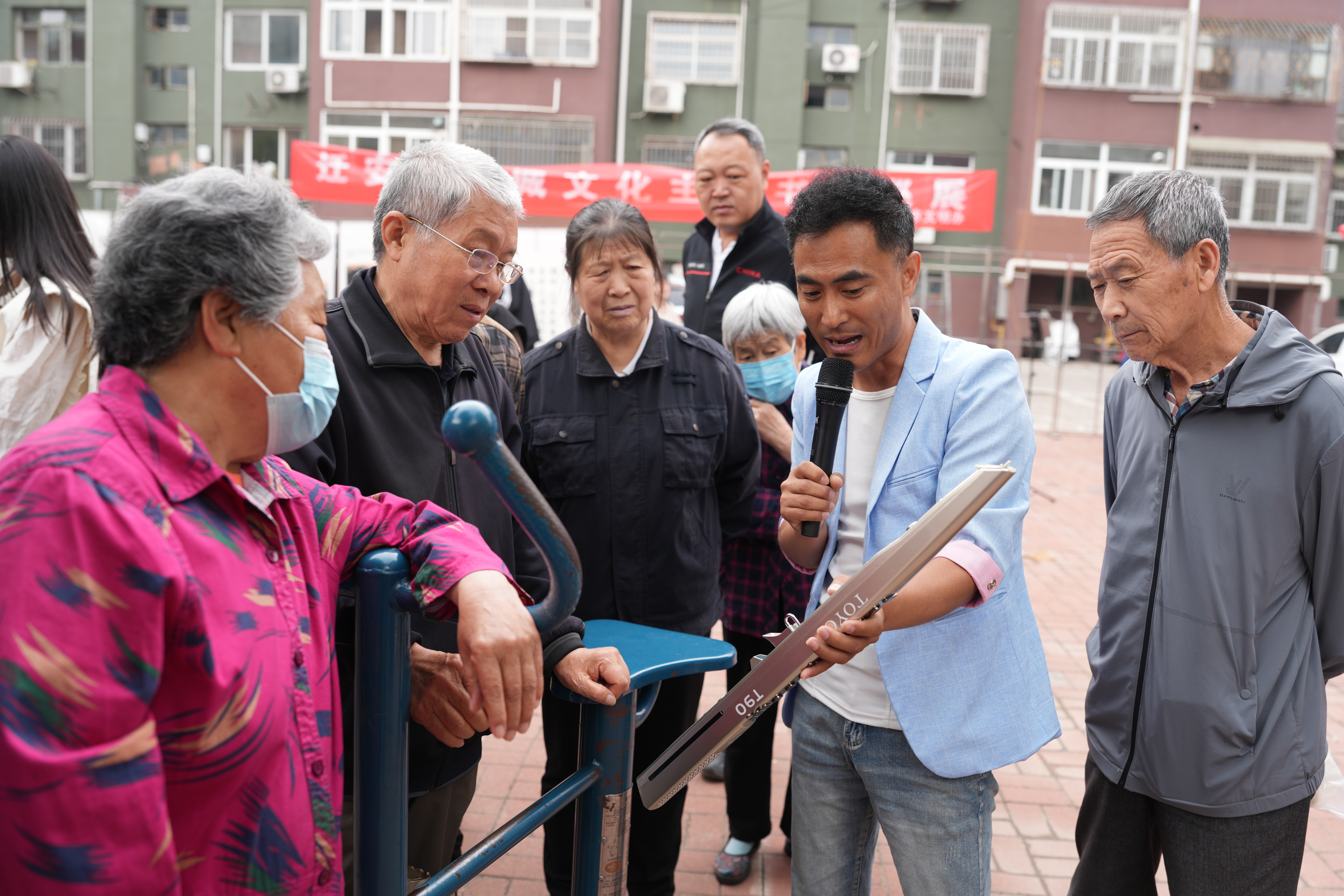 河北迁安：文艺志愿服务进社区暖民心_fororder_5月23日，文艺志愿者现场为常青社区居民讲解电吹管吹奏技巧。张泽慧摄.JPG