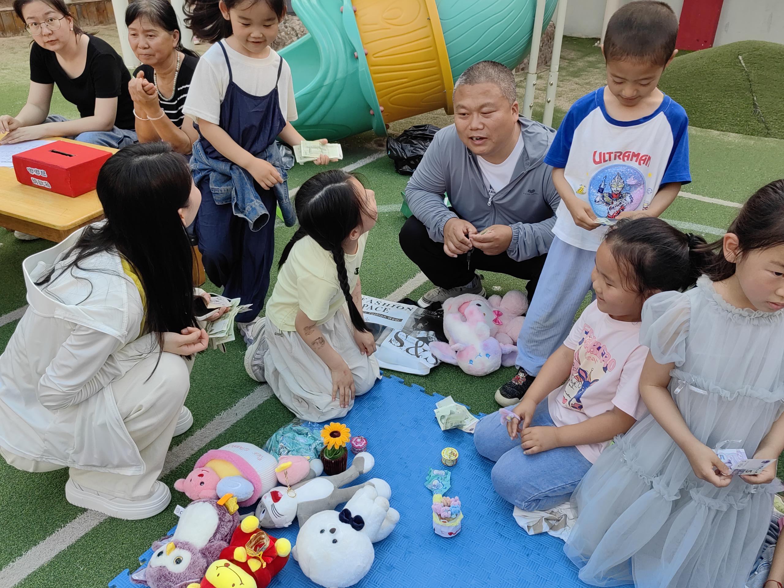 保定市满城区：小手传大爱 温暖共成长_fororder_孩子们通过义卖收获的“第一桶金” 摄影 米红芳