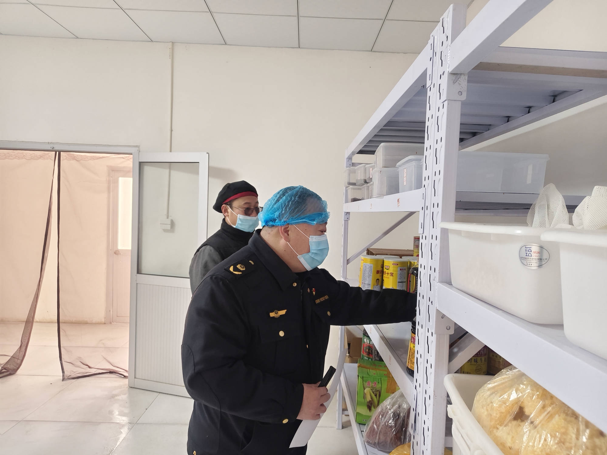 保定市满城区：守护师生“舌尖上的安全”_fororder_执法人员查验食品原材料的生产日期与保质期 摄影 白媛媛