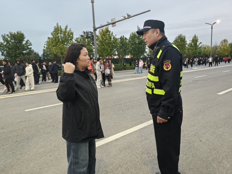 保定市莲池区：群星演唱会激情上演_fororder_图片四：综合行政执法管理局工作人员全力做好保障。（刘思源摄）