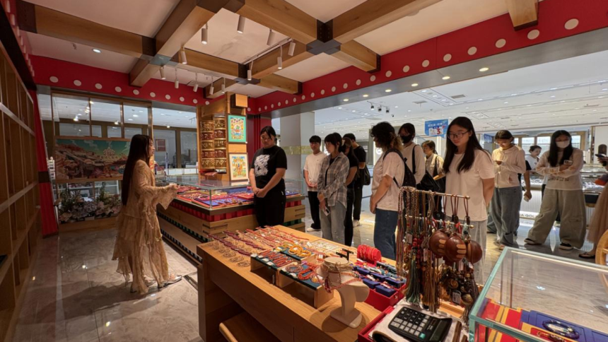 青春返乡探企业 实地观摩看发展 ——石家庄市新华区开展“高校学子家乡行”系列活动