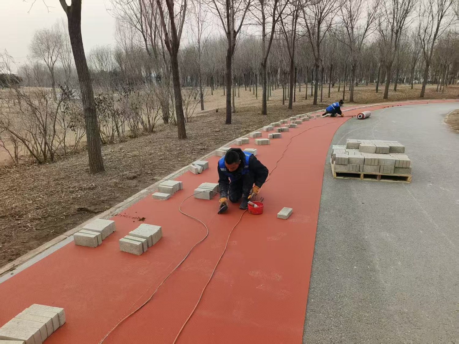 保定市满城区：健康步道 “扩容焕新” 健身体验再升级_fororder_工作人员施工中 摄影 康胜