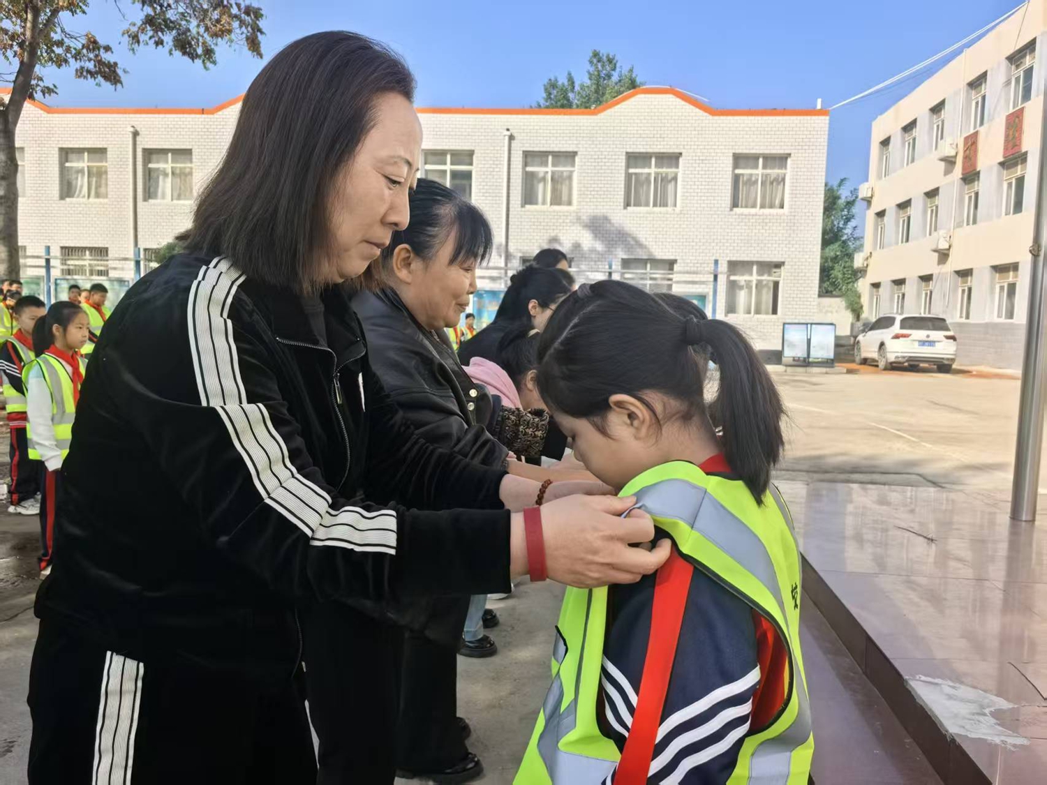 保定市满城区：做最“亮”的仔_fororder_校领导为学生穿戴反光马甲 摄影 杨建朋