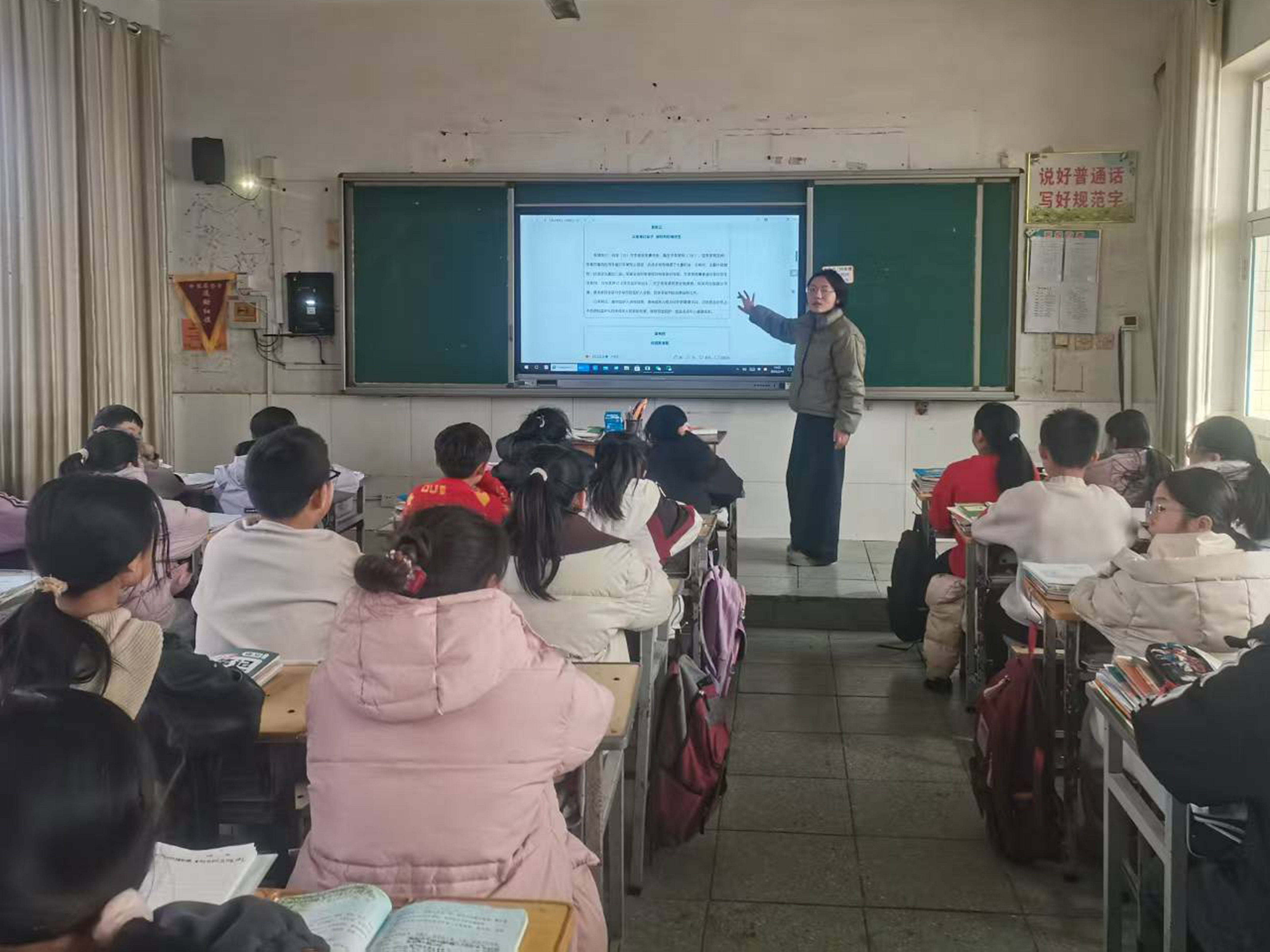 河北唐县：法治润童心 规则伴成长_fororder_老师讲解法律知识