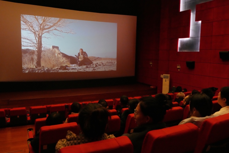 河北省迁安市人民医院组织集中观看电影《寻砖》_fororder_12月19日，迁安市人民医院干部职工正在观看电影《寻砖》。张泽慧摄（3）