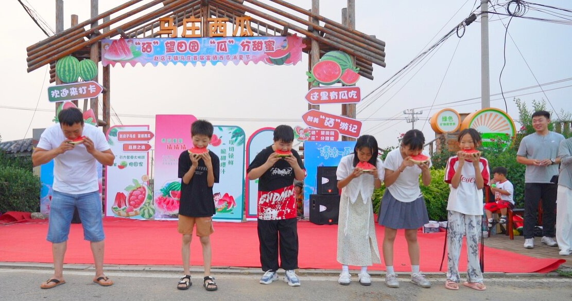 河北迁安：“硒” 望田园 “瓜”分甜蜜​_fororder_小朋友参加吃瓜比赛。  马宏雪 摄.JPG