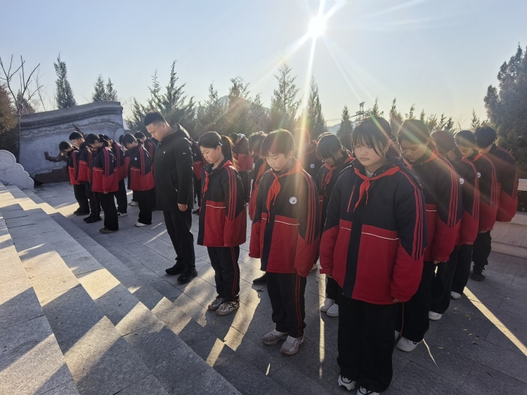 铭记抗战历史 赓续红色血脉 遵化共青团组织主题教育活动_fororder_学生们集体默哀。共青团遵化市委供图