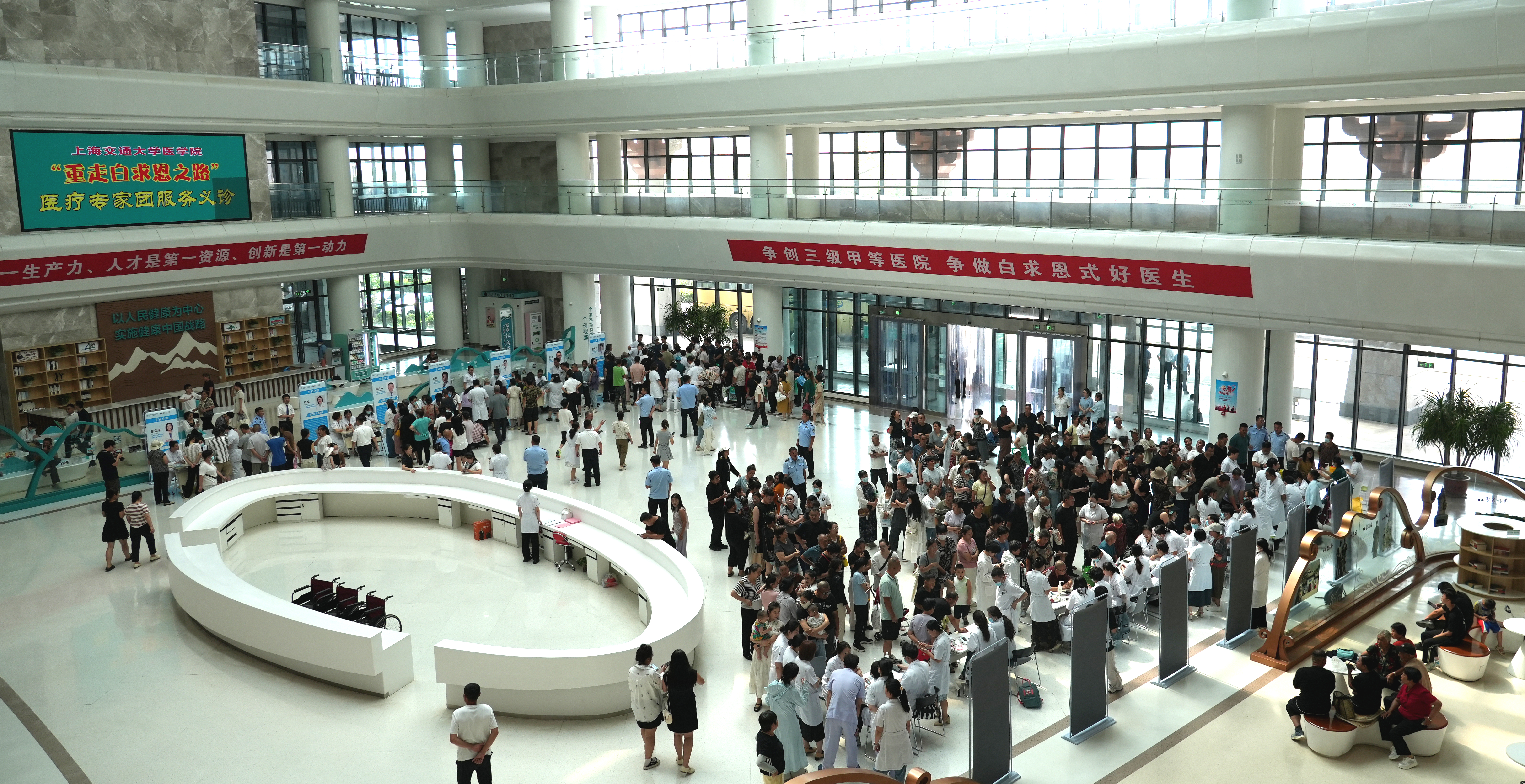 上海交通大学医学院社会实践基地 落户唐县人民医院​_fororder_门诊大厅义诊
