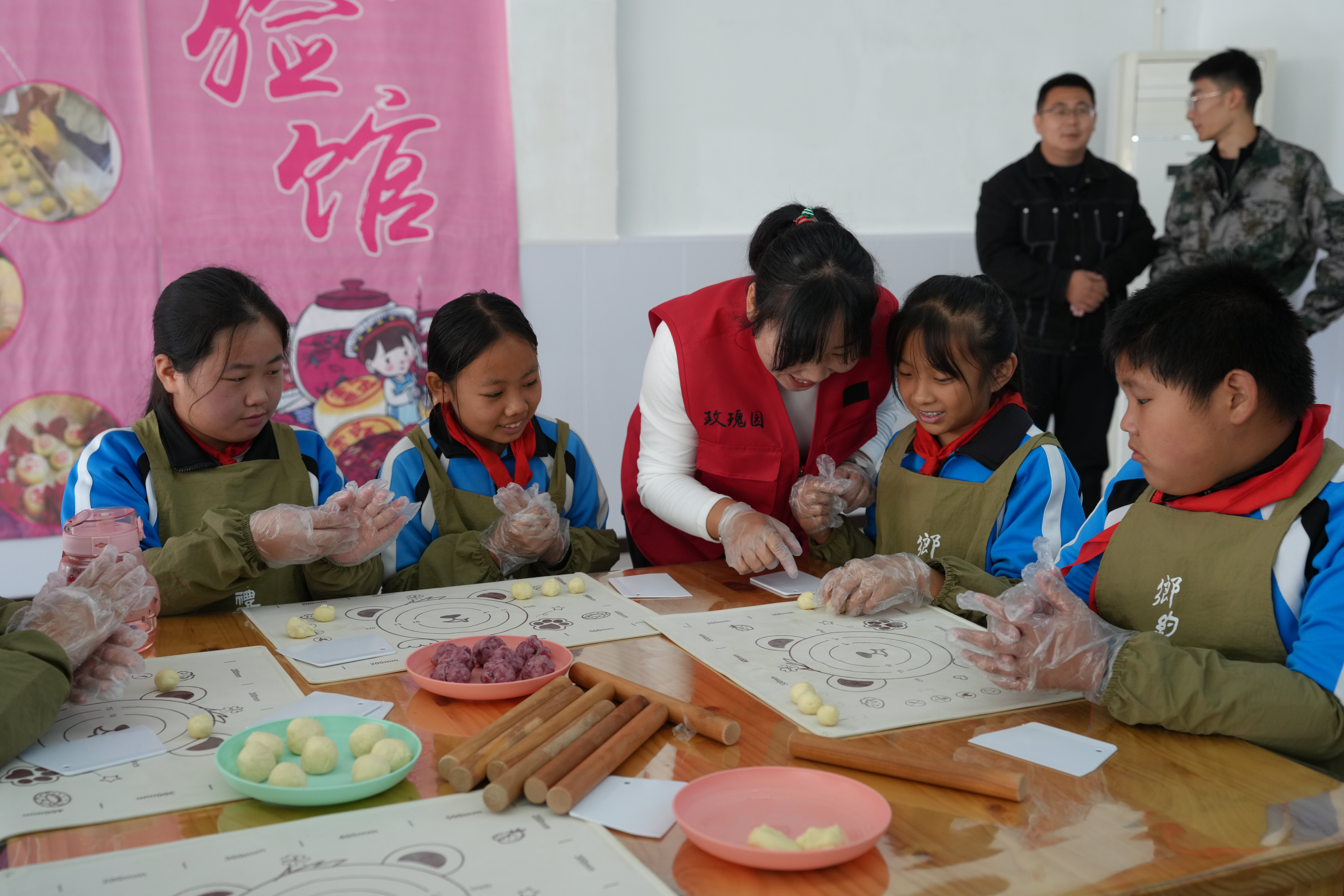 河北迁安：百名师生玫瑰园里研学拾趣_fororder_图为工作人员正在指导学生们制作玫瑰鲜花饼。张泽慧摄