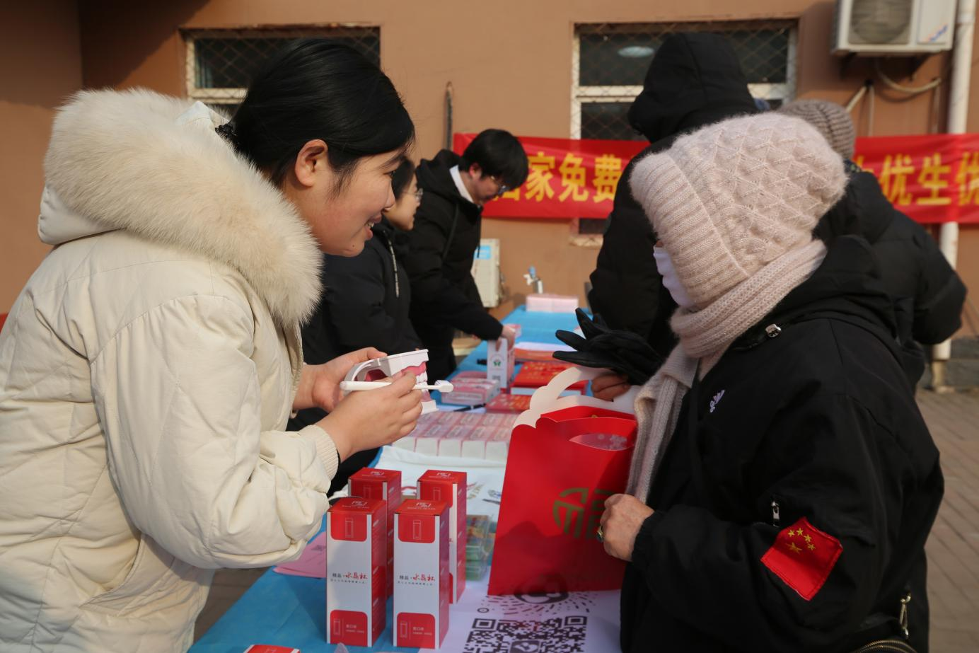 河北高阳：浓情腊八暖人心 健康宣传进乡村_fororder_图片 2