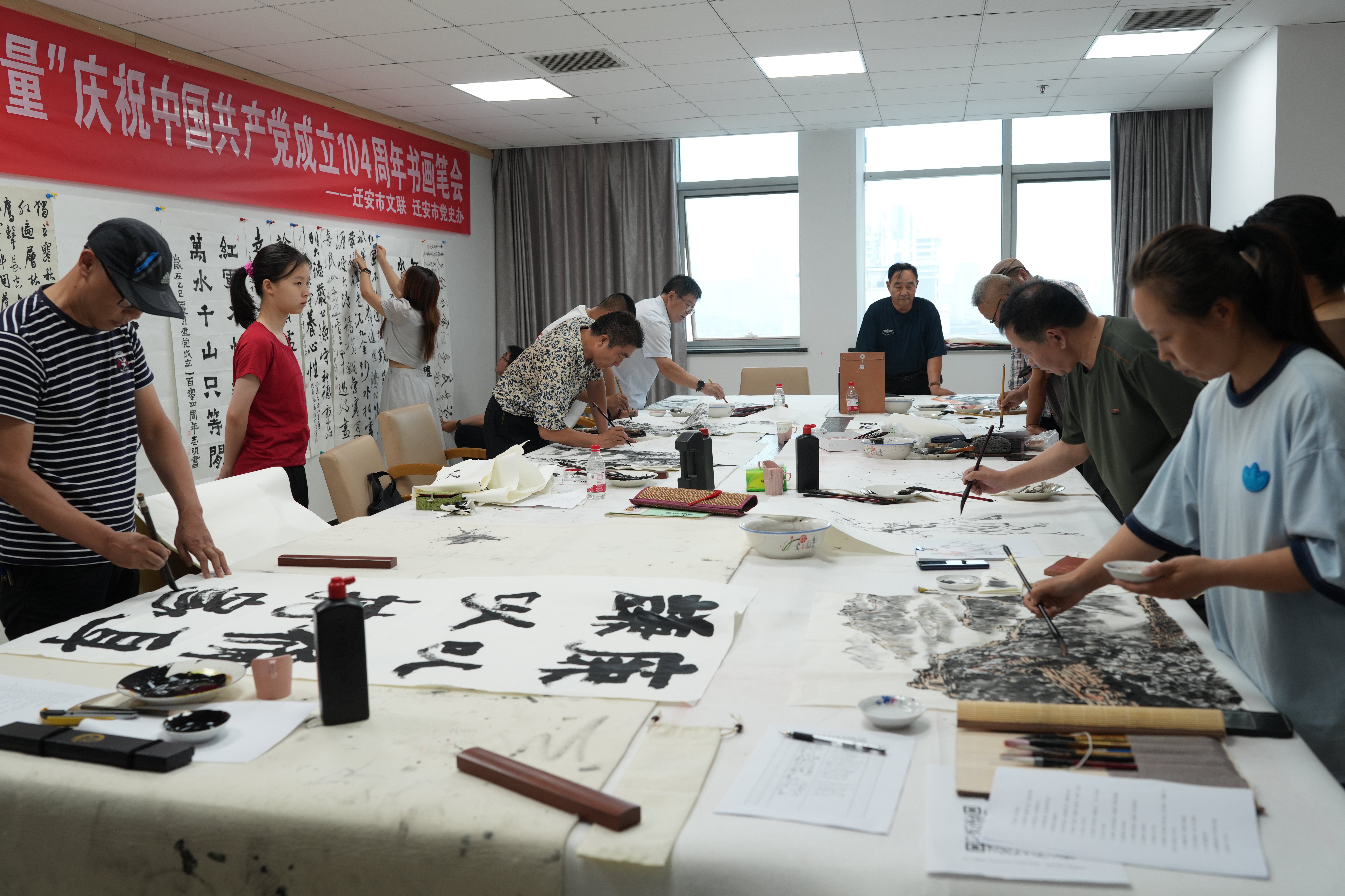 河北迁安：墨染百年峥嵘 笔书向党红心_fororder_图为“传承红色薪火 凝聚奋进力量”庆祝中国共产党成立104周年书画笔会现场。张泽慧摄.JPG