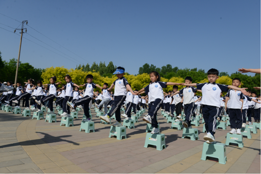 保定市满城区：亲子共逐绿径 成长浸润自然_fororder_体能操展演 摄影 梁月
