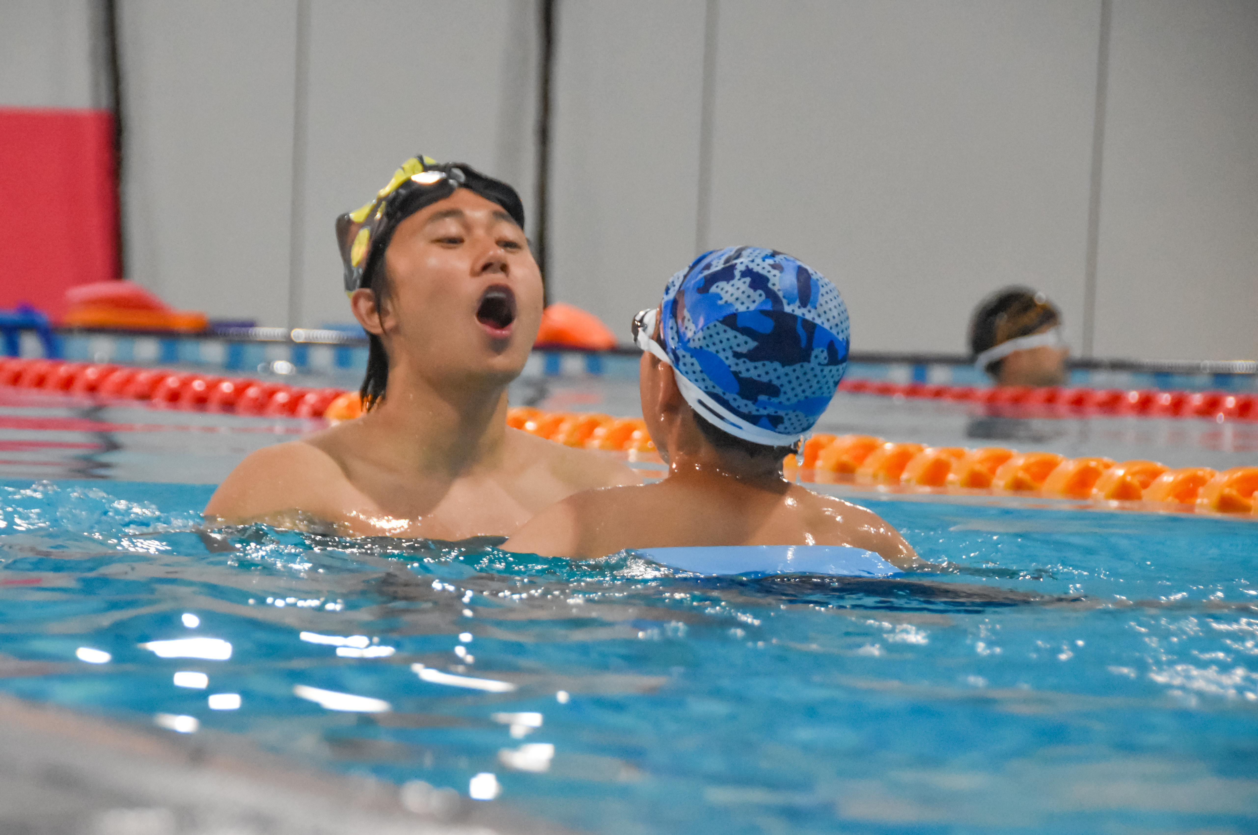 河北遵化：“个转企”让“小生意”升级迎来“加速度”_fororder_暑假期间教练在金海豚有限责任公司分店教小朋友游泳。许昊 摄