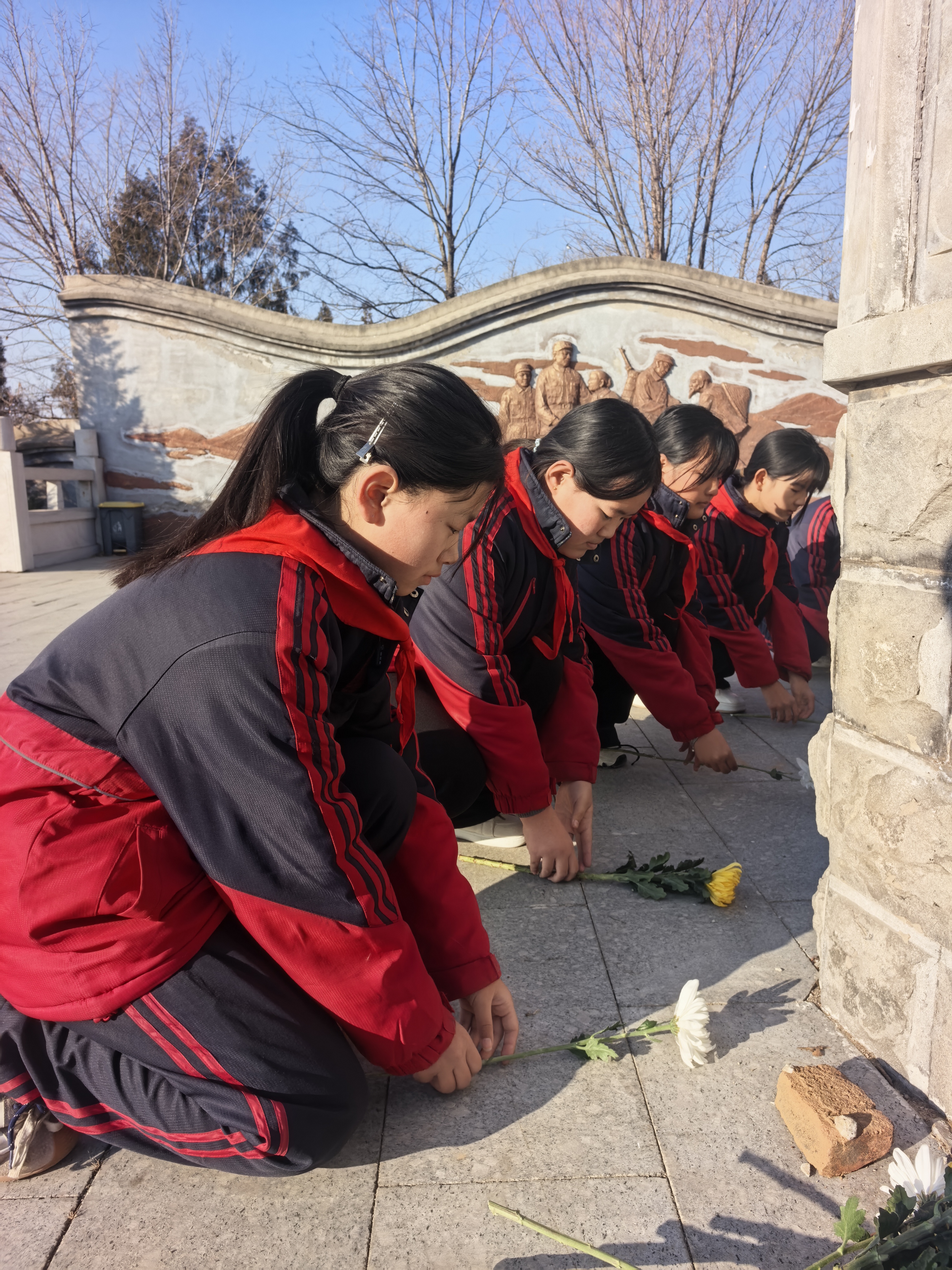 铭记抗战历史 赓续红色血脉 遵化共青团组织主题教育活动_fororder_学生们敬献鲜花。共青团遵化市委供图