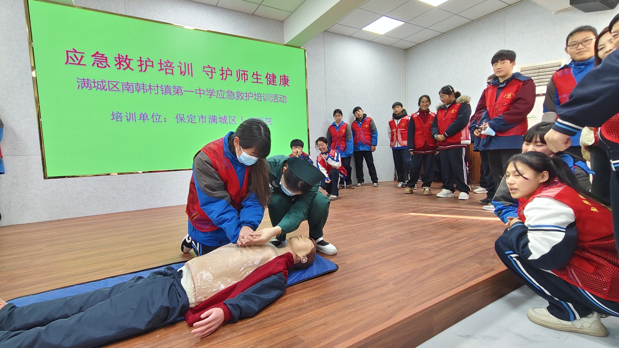 保定市满城区：急救知识进校园 安全护航助成长_fororder_现场手把手教学生心肺复苏术 摄影 黄珊