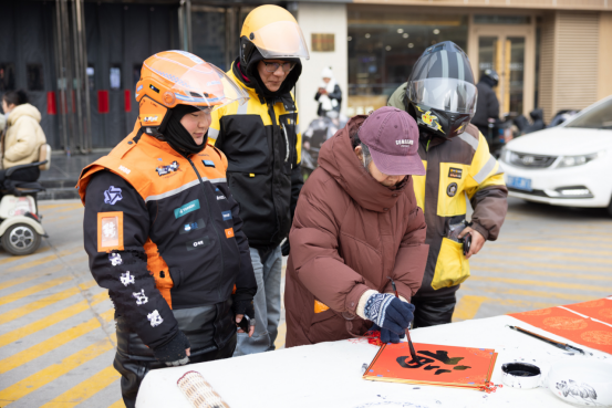 河北高阳：新业态添新组织  暖“新”行动在一线_fororder_高阳县新就业群体送春联189