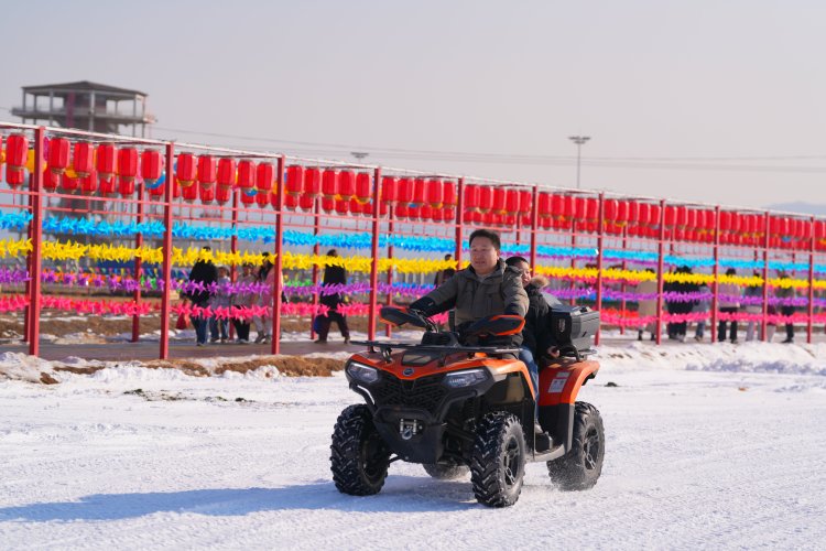 图片默认标题_fororder_家长带着孩子体验雪地摩托车。周永 摄.JPG