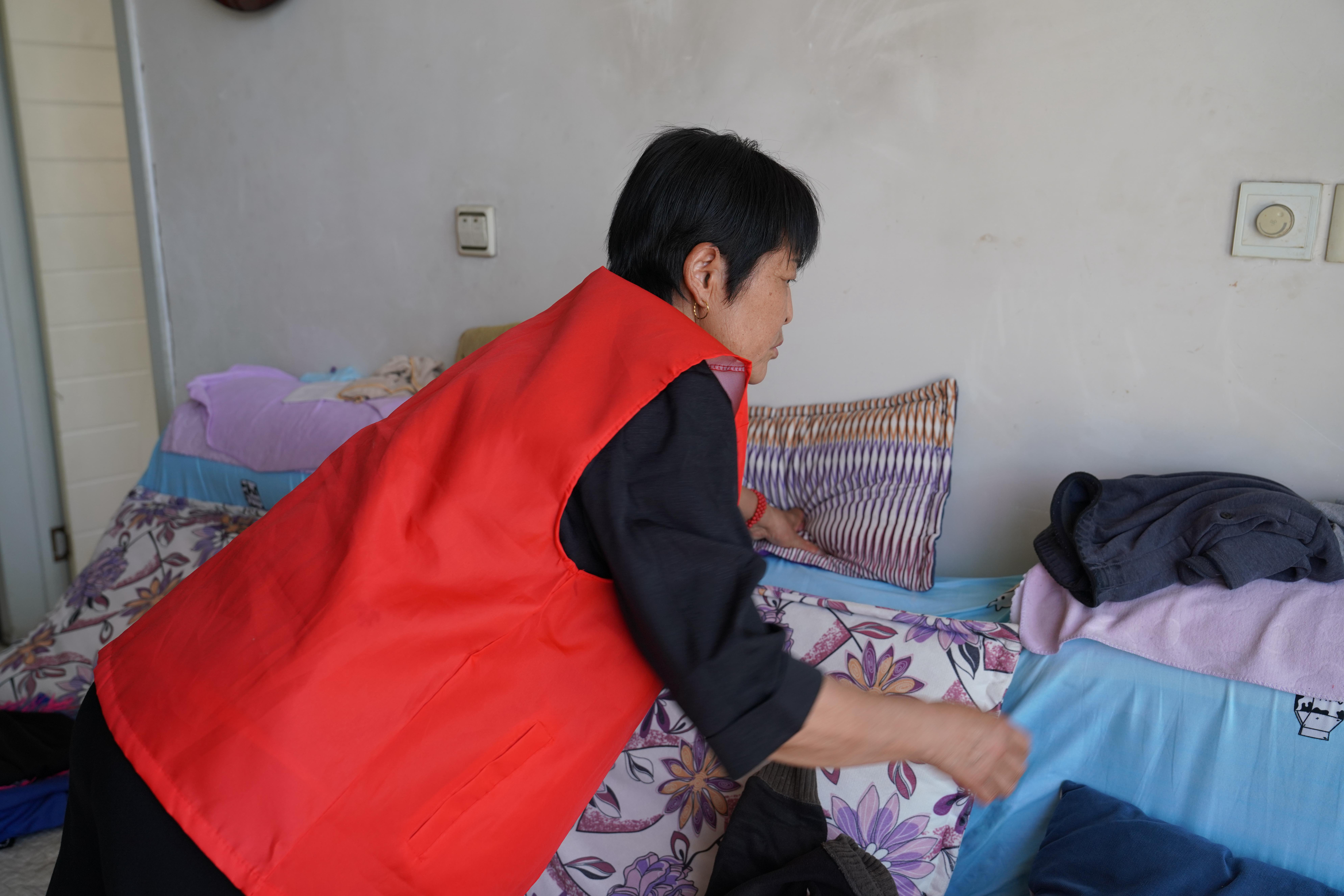 保定清苑：托养服务“托起”残疾人幸福生活_fororder_工作人员为残疾人家庭清理卫生。摄影 王磊