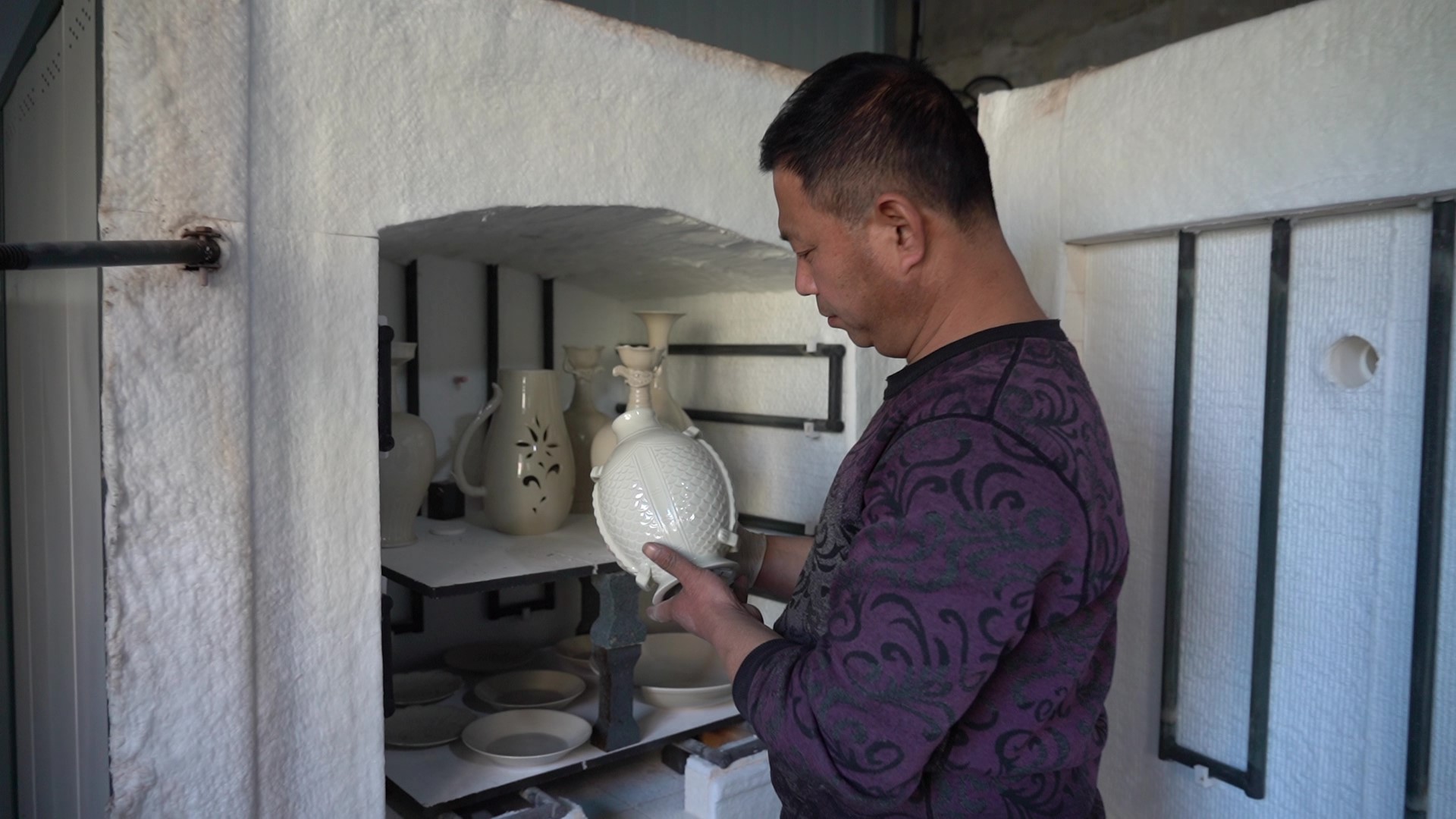 河北曲阳定瓷小镇:匠心制作瓷器 助力乡村振兴