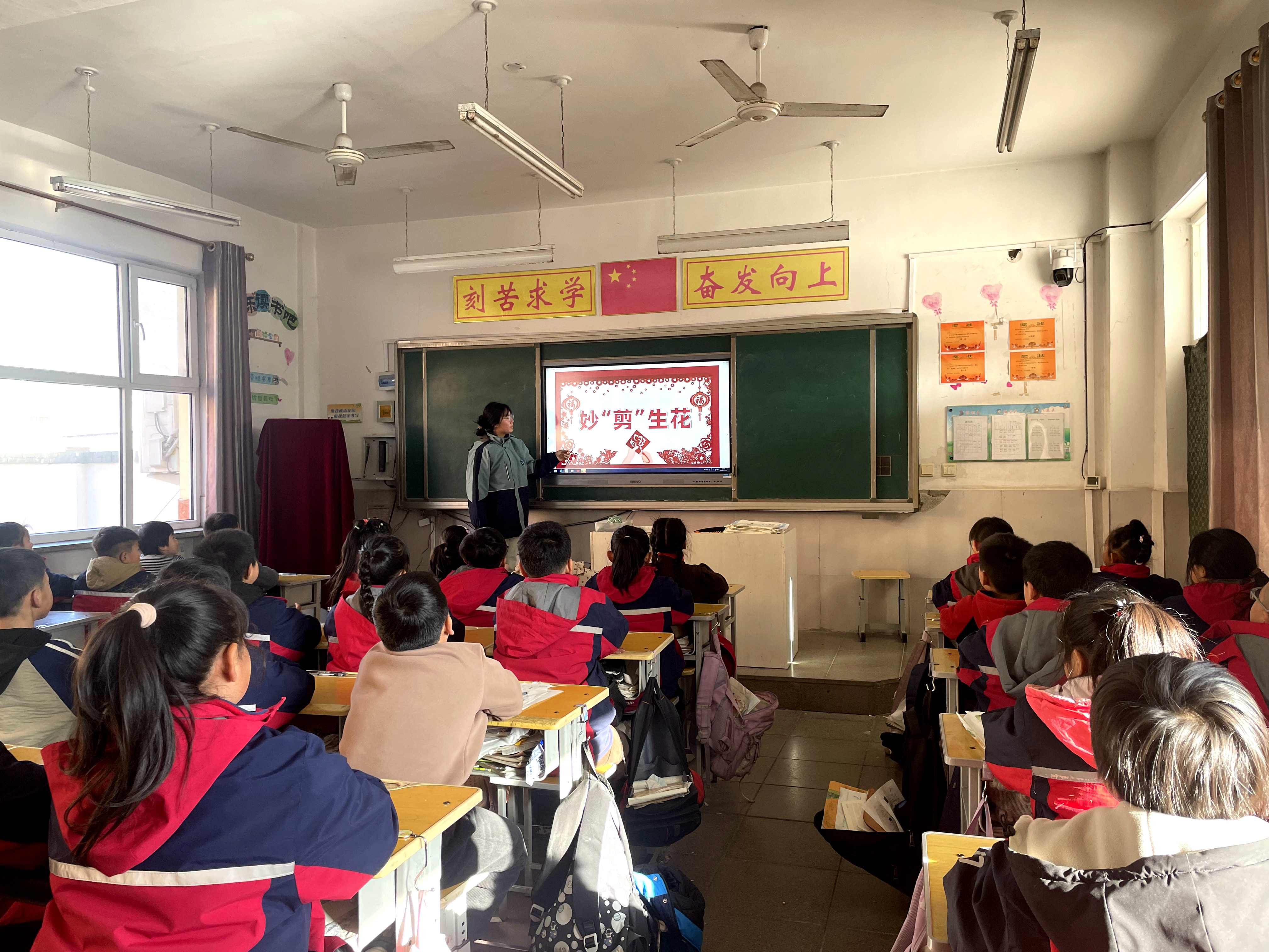 河北唐县：“妙剪生花”展风采