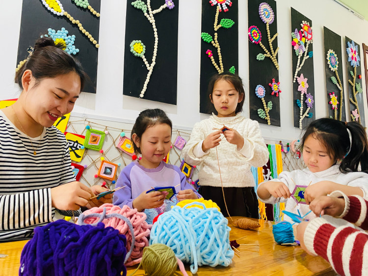 河北唐县：传承毛线技艺 点亮童趣之光_fororder_孩子们在老师的指导下认真编织