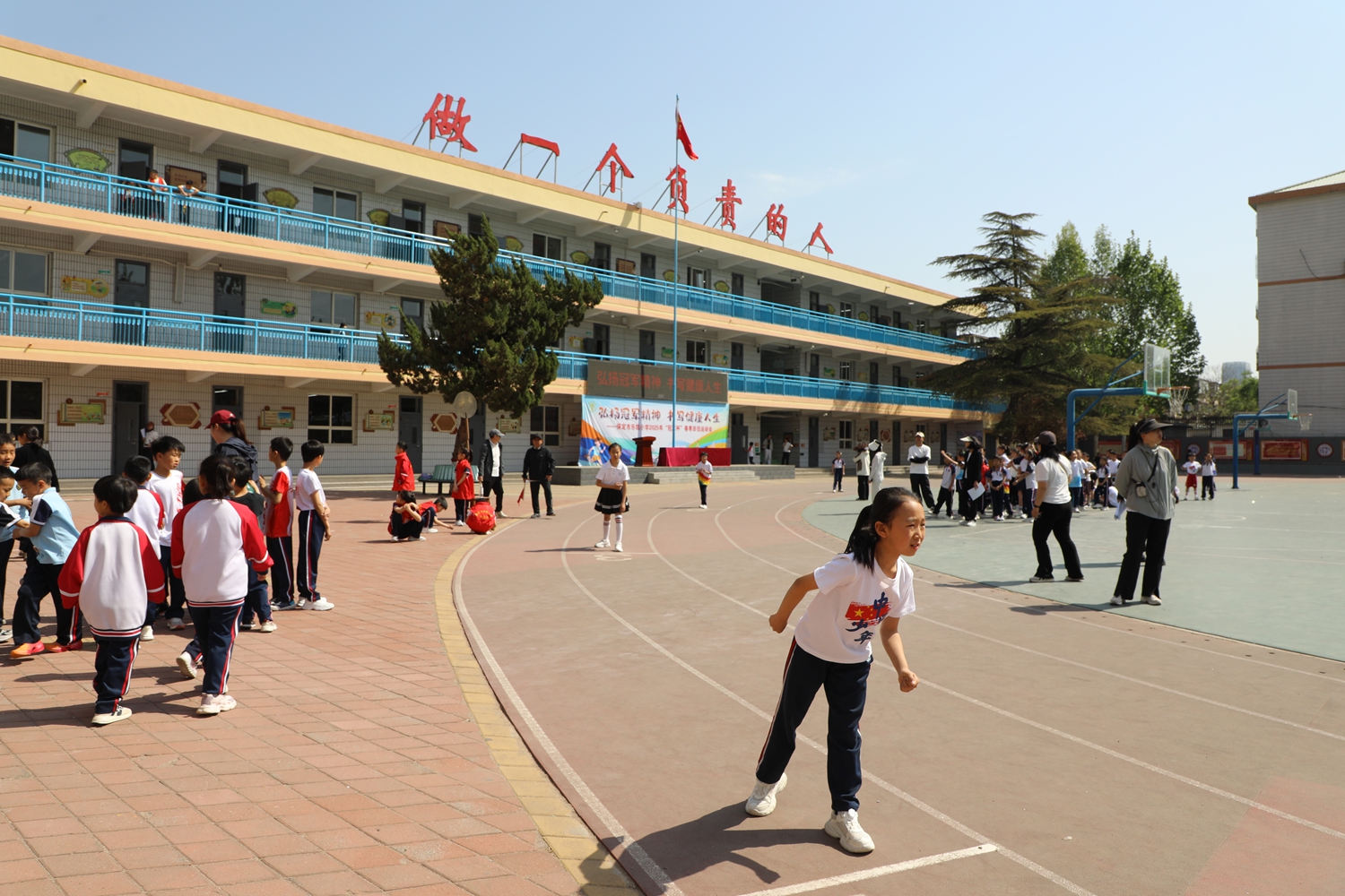 保定市竞秀区：弘扬冠军精神 书写健康人生_fororder_赛道上的小运动员们 摄影 袁野