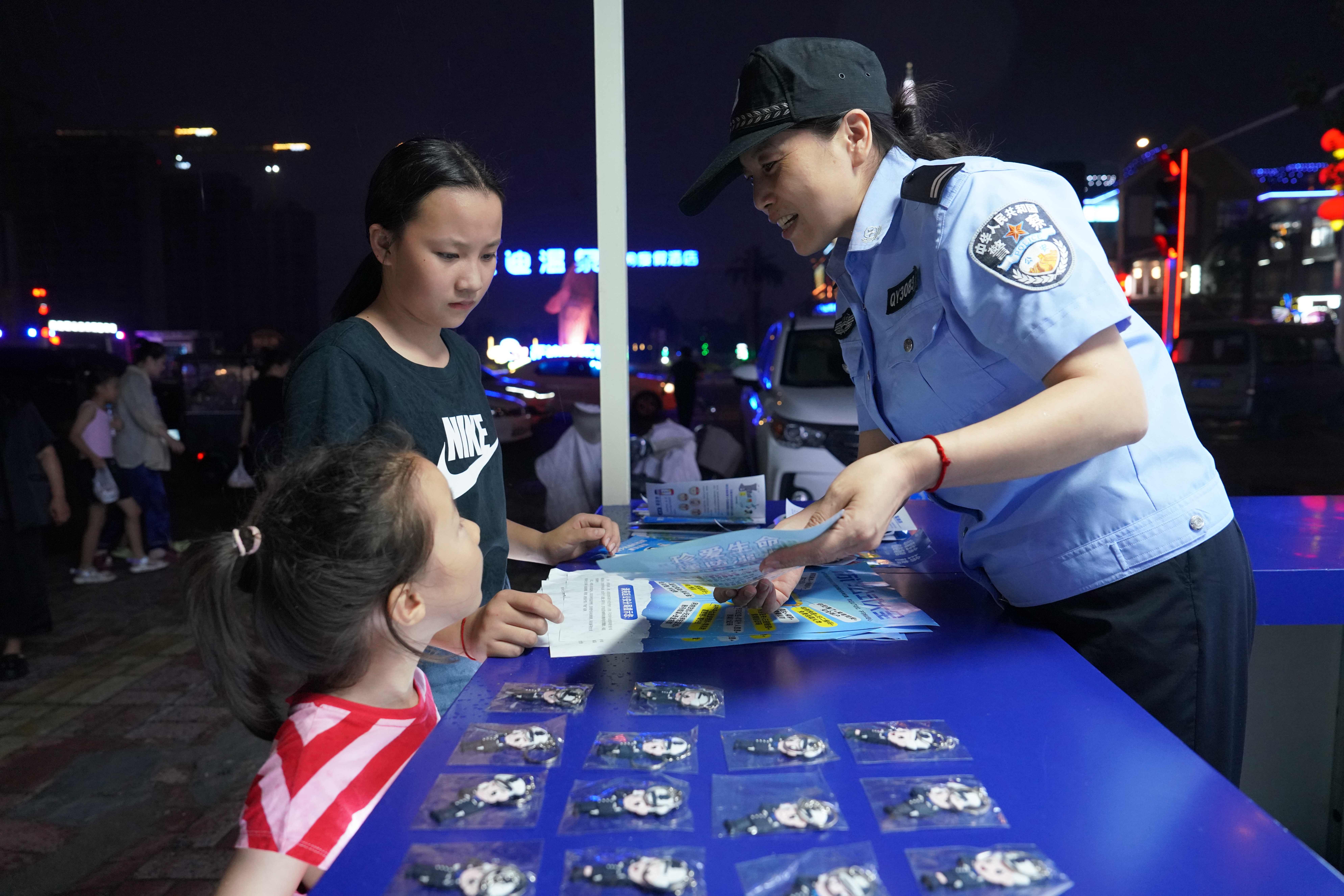 保定清苑：创新普法阵地 服务百姓零距离_fororder_民警为儿童讲解防溺水知识。摄影 王磊