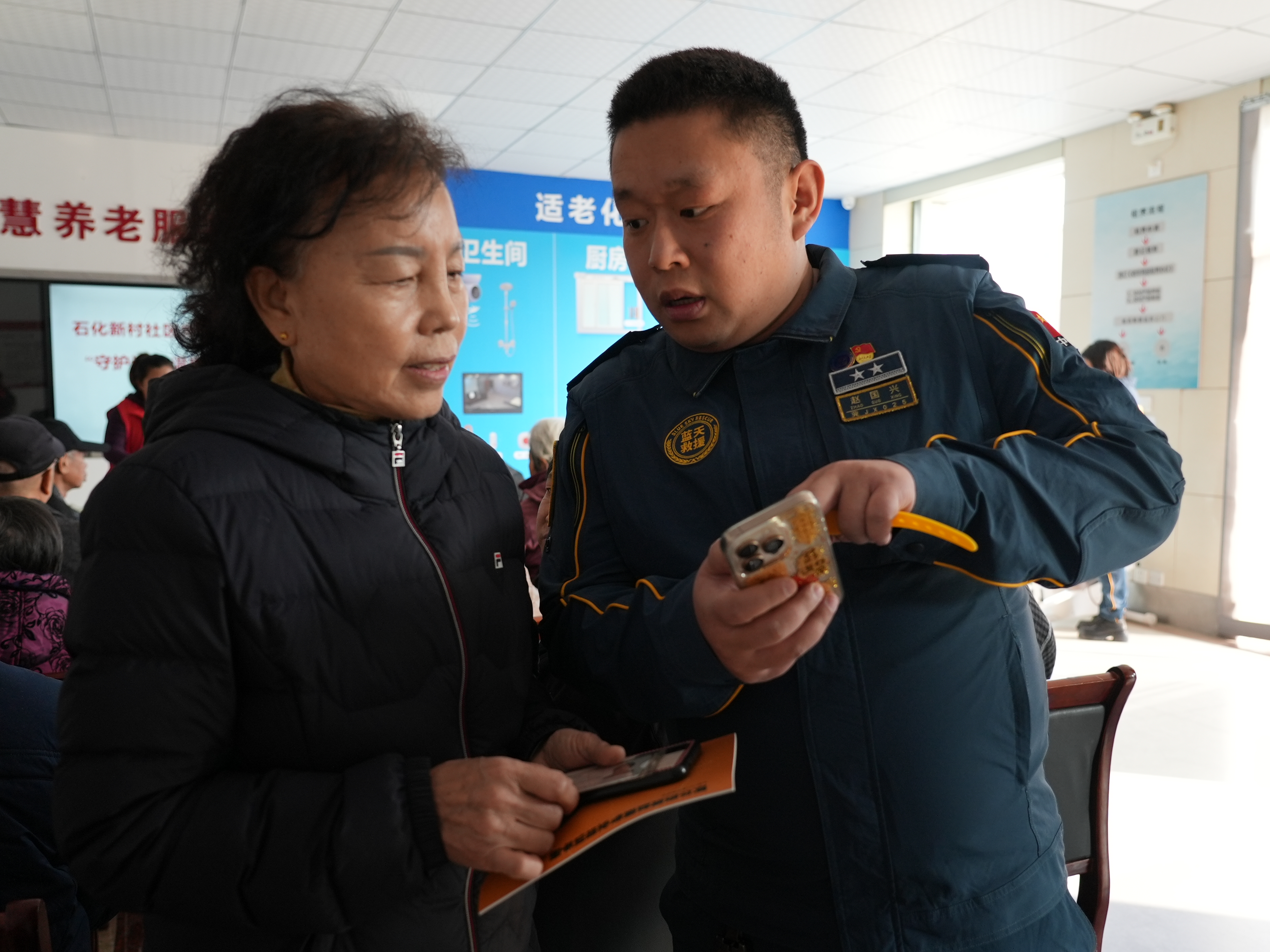 沧州市新华区：爱心黄手环 温暖回家路_fororder_图片2