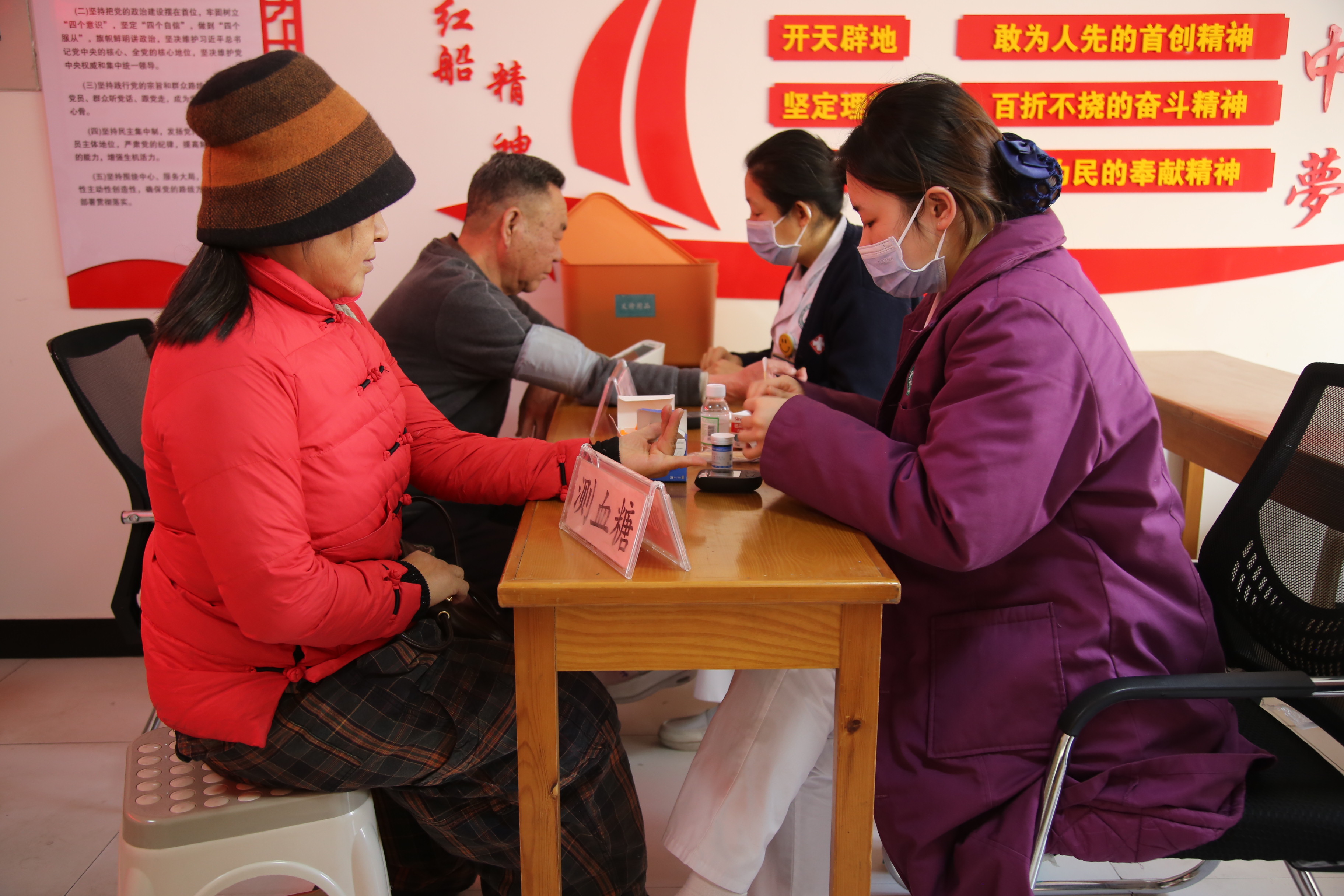 保定市满城区：浓情腊八暖社区 文明实践润民心_fororder_居民们体验免费义诊服务 摄影 张辰泽.JPG