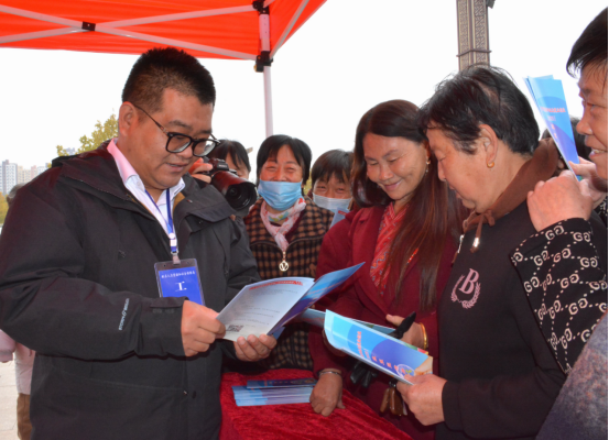 河北献县：社保服务进万家 惠民政策零距离_fororder_河北献县：社保服务进万家 惠民政策零距离490