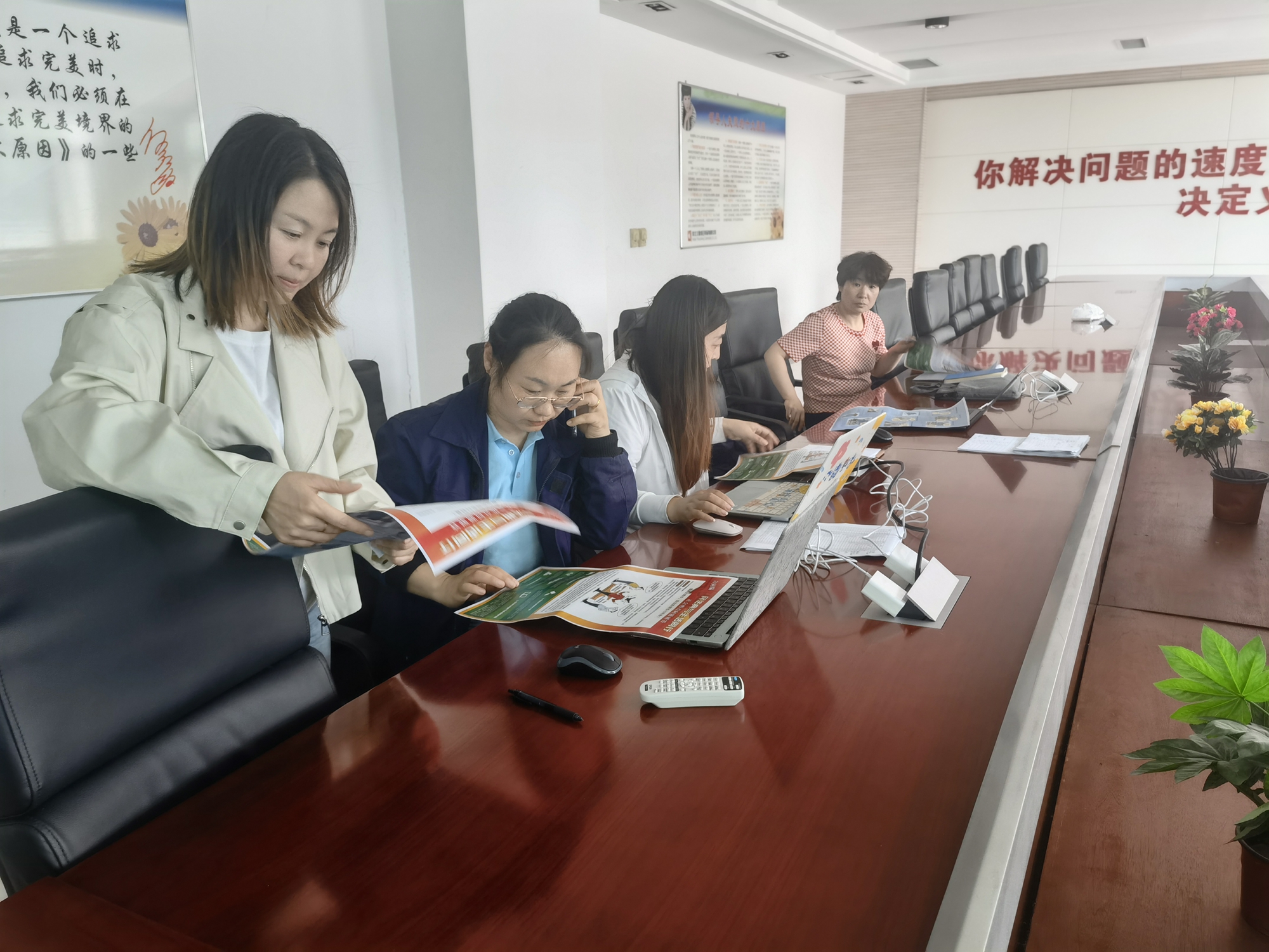 保定市满城区：送法进企零距离 法护营商助发展_fororder_为企业员工讲解《民法典》有关内容 摄影 庞凯立