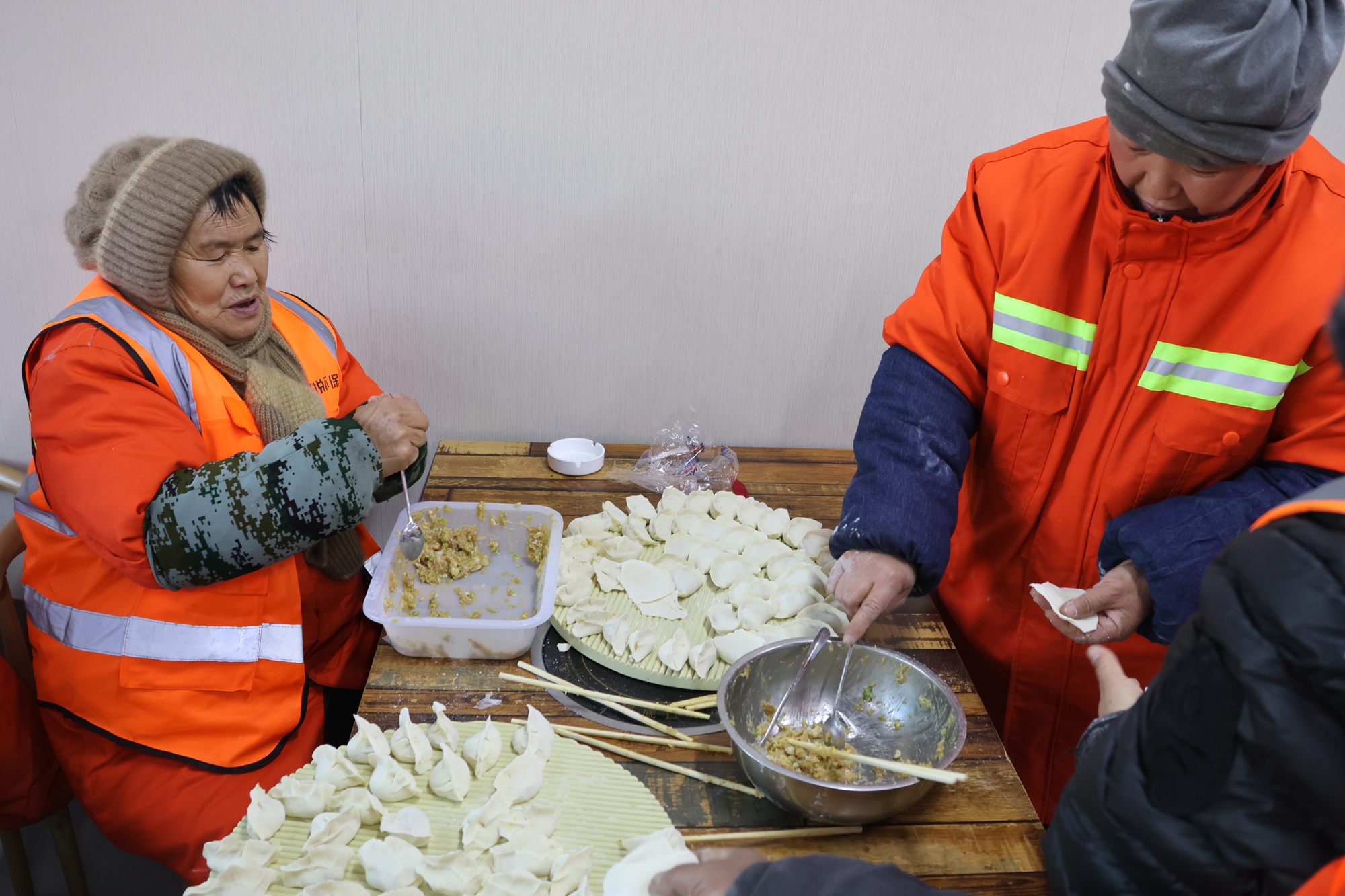 图片默认标题_fororder_满城区综合执法局组织开展“情暖冬至·致敬城市美容师”主题活动 摄影 康胜.JPG