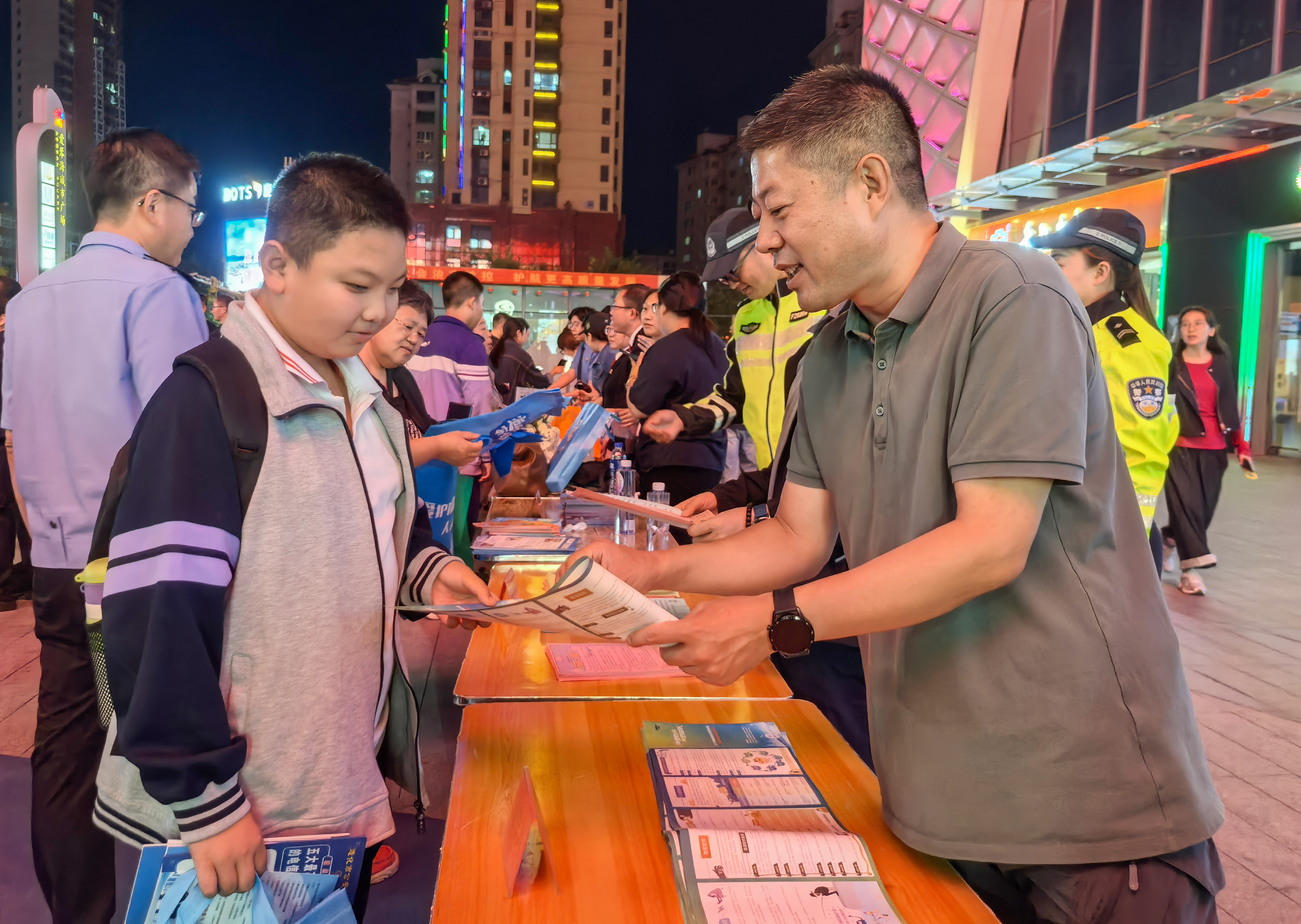 寓教于乐！遵化国庆法治宣传活动吸引市民踊跃参与_fororder_图为工作人员宣传法律知识
