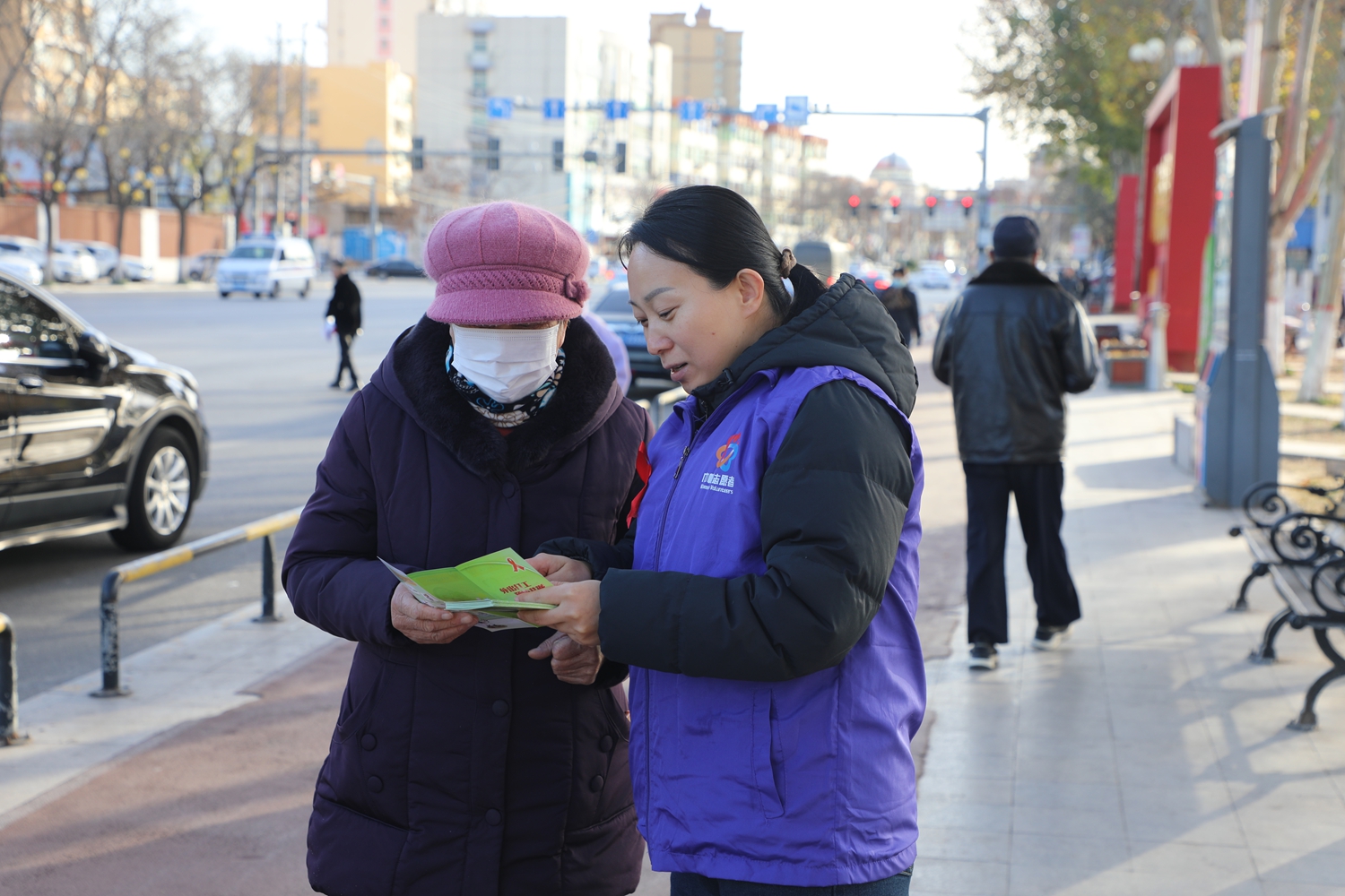 保定市满城区开展 2025 年“ 世界艾滋病日”主题宣传活动_fororder_工作人员向过往群众宣传艾滋病防治知识 摄影 刘凡