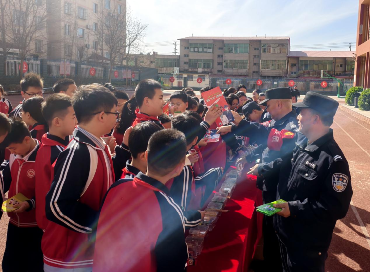 河北泊头校园吹响禁毒“集结号” 共筑青春“防毒墙”_fororder_图片4