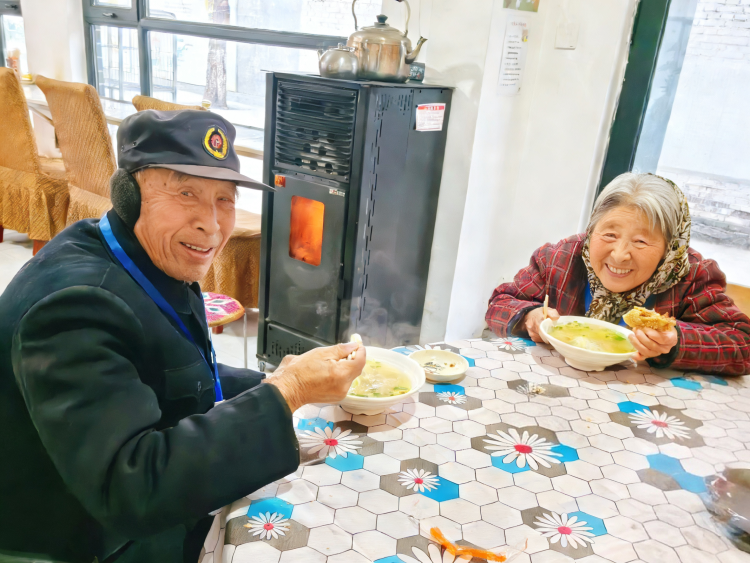 图片默认标题_fororder_老人们正在开心的享用早餐。遵化市平安城镇供图