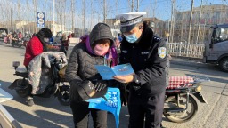 赶大集学安全！遵化交警把电动车骑行知识送到群众身边