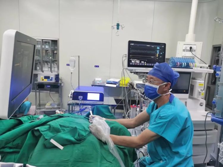 自强模范 助残先进 | 以超声之眼守护健康——记承德市中心医院超声科主任王洪