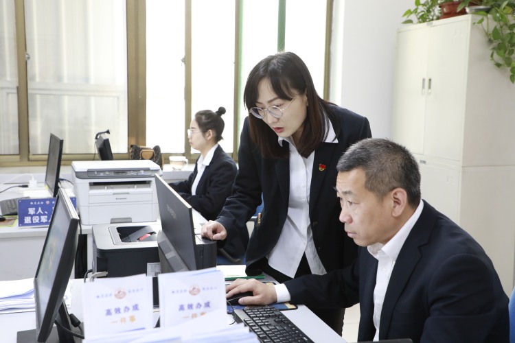 保定市满城区：推进“高效办成一件事”持续提升政务服务效能_fororder_工作人员认真进行业务办理 摄影 刘国安