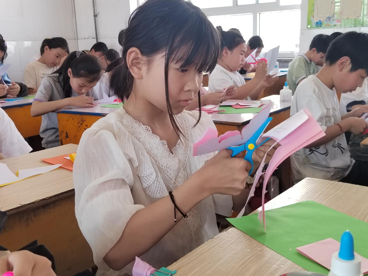 河北高阳：非遗剪纸进校园 传统文化润童心_fororder_河北高阳：非遗剪纸进校园 传统文化润童心2