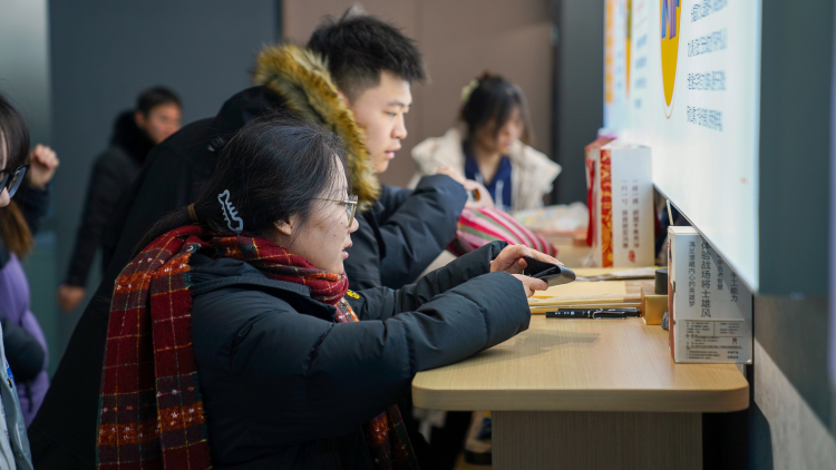 河北迁安：百余名高校学子投身家乡社会实践_fororder_参加社会实践的大学生在迁安市规划馆了解城市发展情况，马倩 摄.JPG