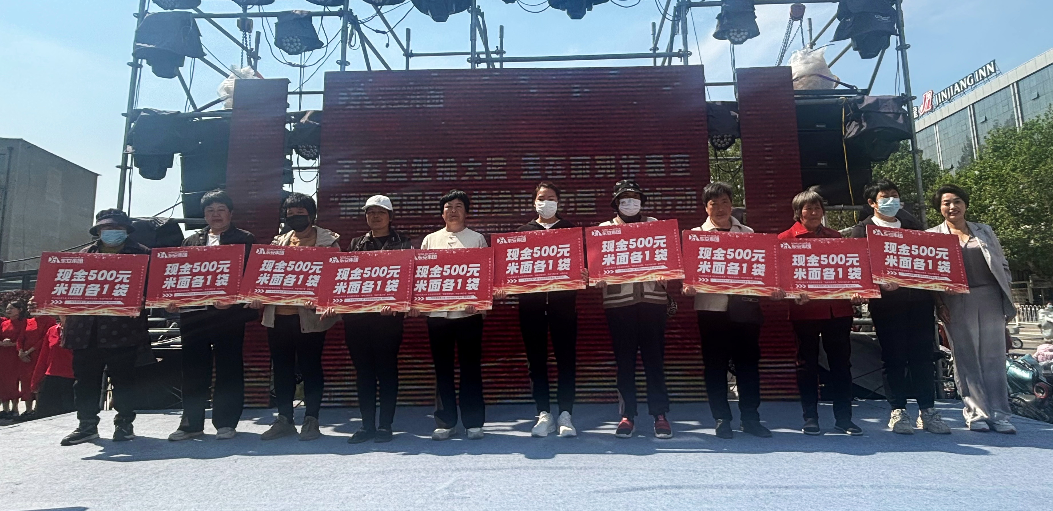 迁安市为贫困母亲发放救助物资近3万元_fororder_5月10日，东安集团相关负责人为贫困母亲捐赠物资，揣丽丽 摄