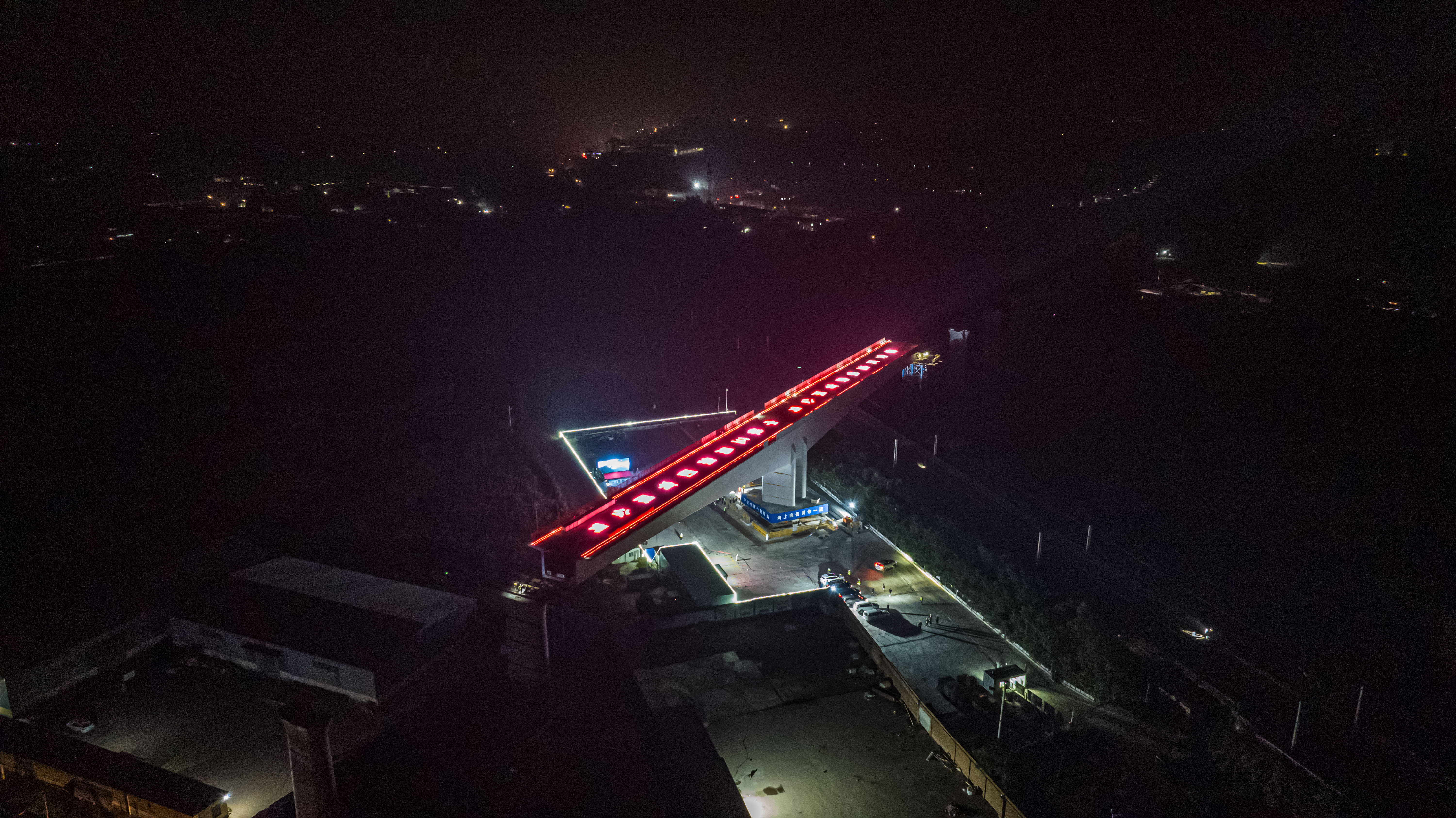 雄忻高铁跨京广铁路特大桥连续梁成功转体