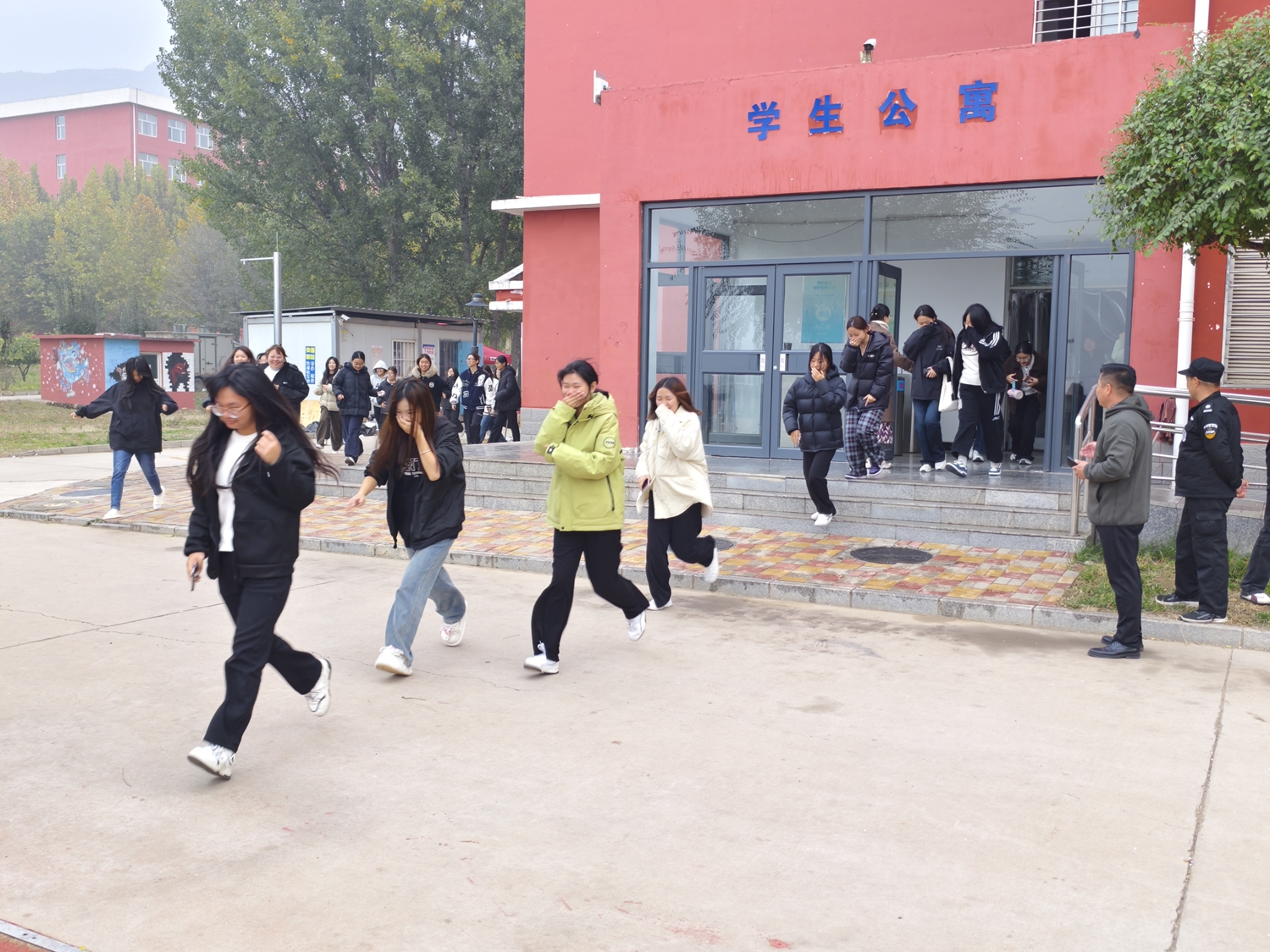 保定市满城区:消防宣传“进校园” 安全教育“零距离”_fororder_应急疏散演练现场 摄影 李英