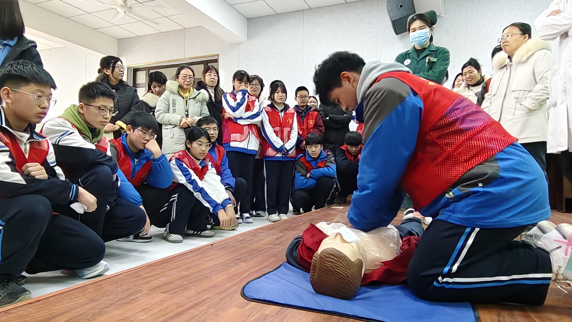 保定市满城区：急救知识进校园 安全护航助成长_fororder_学生模拟实操 摄影 黄珊