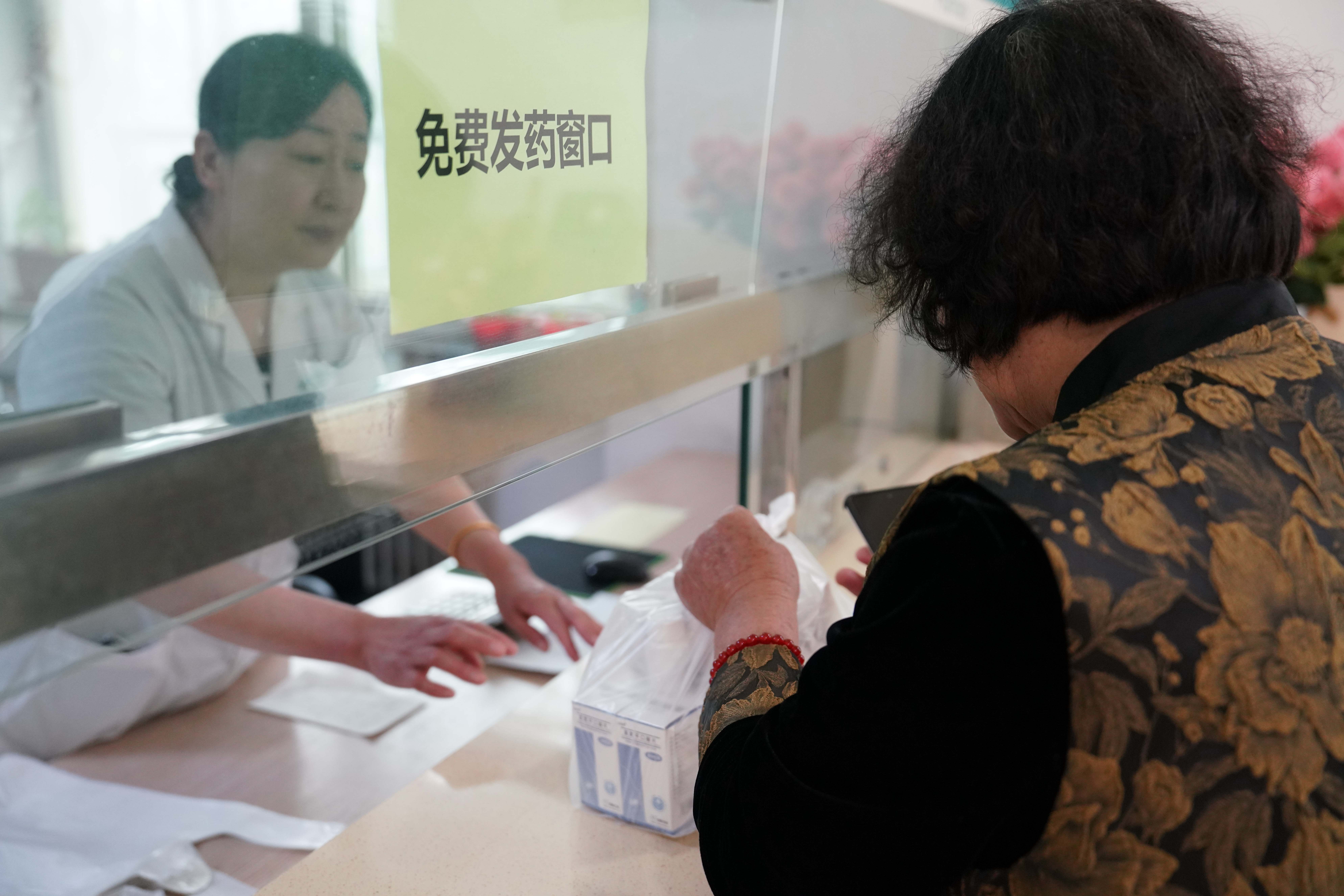 保定清苑：精准助残 免费发药暖民心_fororder_精神障碍患者家属到药房免费领药。摄影 王磊