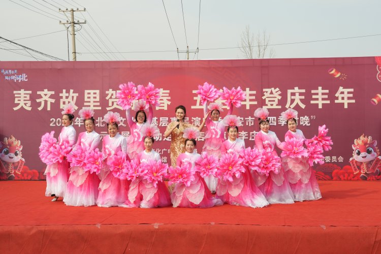 图片默认标题_fororder_图为歌伴舞《幸福迁安一起走》上演。张泽慧摄