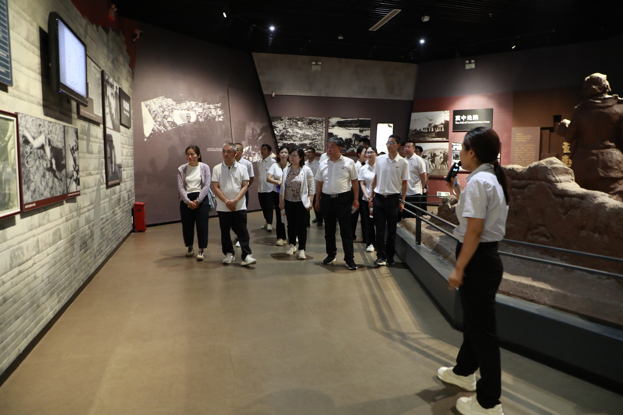 图片默认标题_fororder_参观冉庄地道战 摄影 颜丽媛