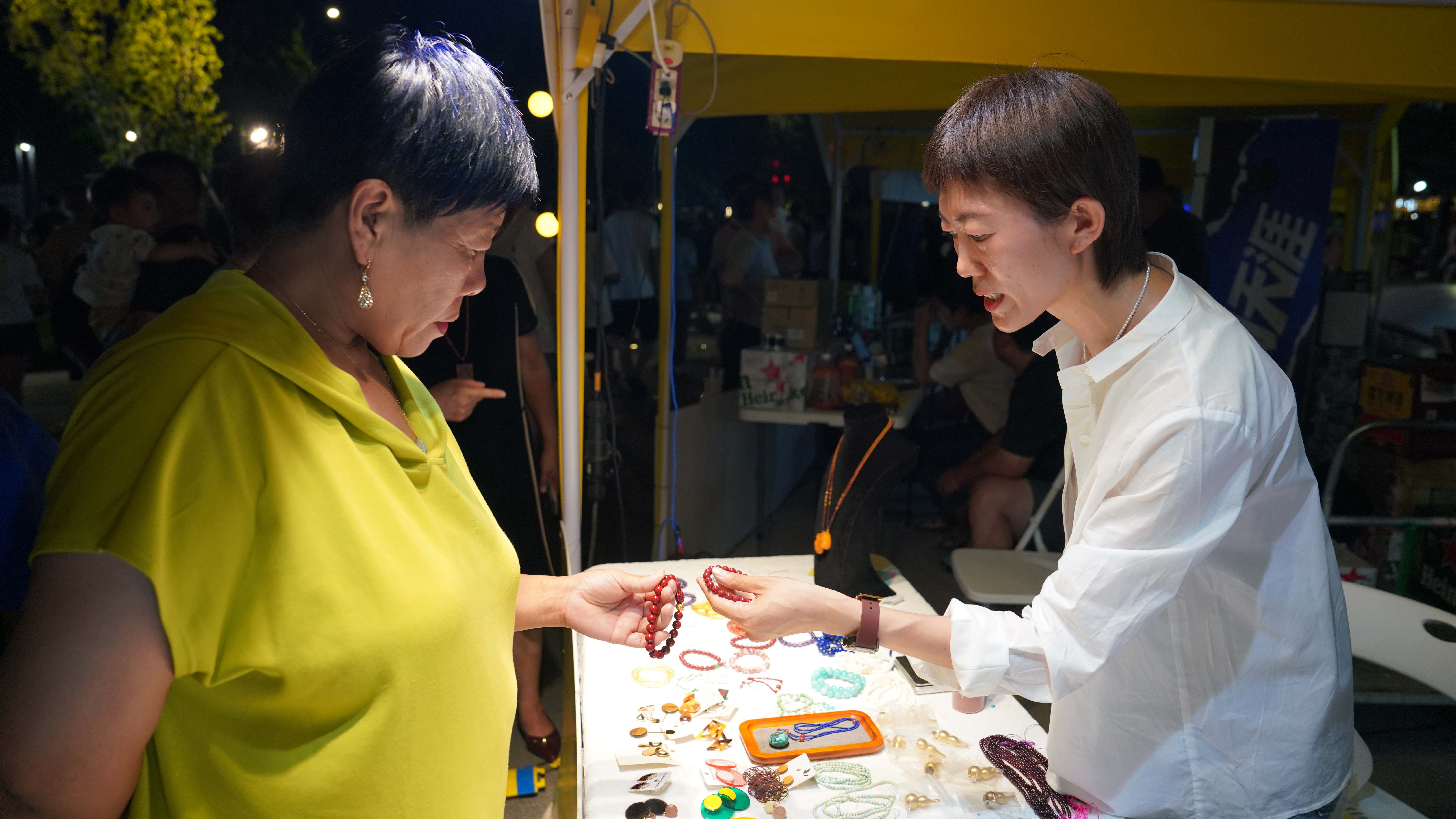 保定清苑：“歌会+市集”打造城市造浪季_fororder_市民在创意青春市集挑选手工艺品。摄影 王磊
